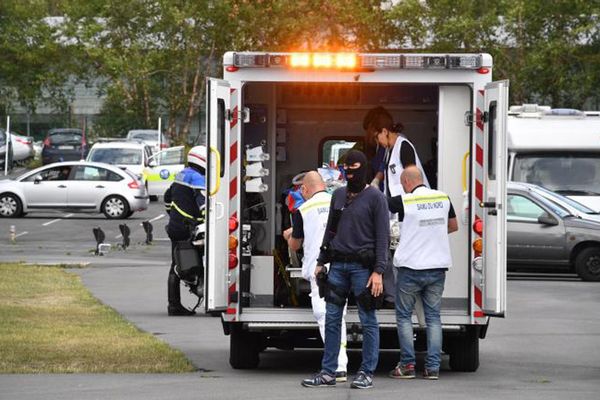 Des secours et des policiers arrivent au CHU de Lille avec le suspect de l'attaque de militaires à Levallois-Perret, blessé après son interpellation sur l'autoroute A16, le 9 août 2017.