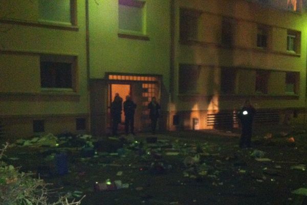 Les forces de l'ordre sur place en début de soirée rue Kennedy à Saumur