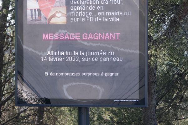 Ecrire des messages d'amour à la personne de son choix, il sera ensuite affiché sur les panneaux d'informations lumineux de Carry-le-Rouet dans les Bouches-du-Rhône.