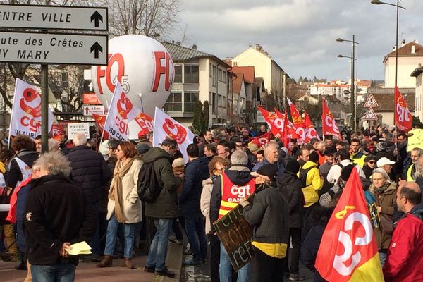 La manifestation d'Aurillac contre la réforme des retraites a démarré du rond-point de la Montade ce mardi 17 décembre à 14 heures.