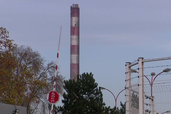 Cheminée de l'ancien site Pétroplus à Petit-Couronne