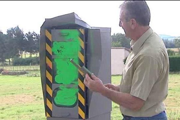 Peint en vert à la mi-août, puis dégradé par la suite peut-être avec une pince ou un pied de biche, ce radar automatique de Bellevue-la-Montagne (Haute-Loire) est désormais hors service. Le maire de la commune ne peut que constater les dégâts.