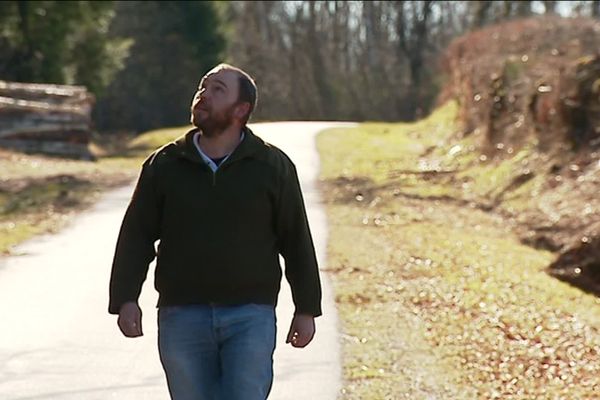 Guillaume Bernard a été agriculteur pendant 11 ans en Saône-et-Loire. Il s'est reconverti dans les métiers du bois.