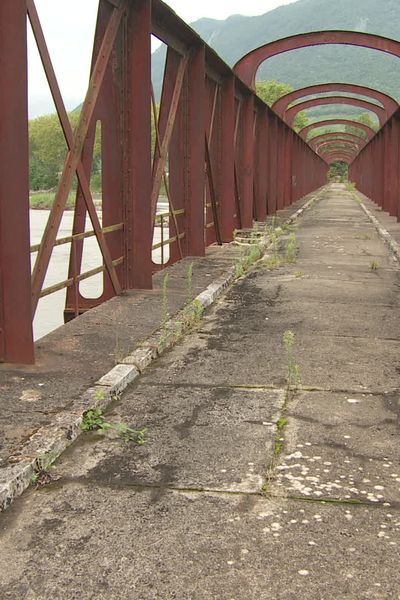 Situé à Cruet en Savoie, le pont historique Victor-Emmanuel (plus connu sous l'appellation de "pont des Anglais) est trop couteux à restaurer selon le conseil départemental. Au grand dam d'associations locales qui se battent depuis des années pour sa renaissance.