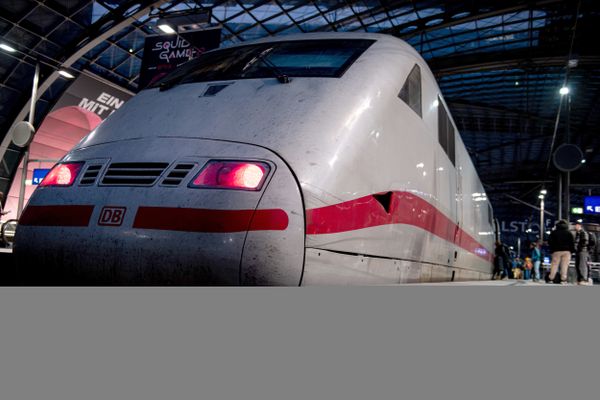 Un Ice, train à grande vitesse de la Deutsche Bahn stationné en gare de Berlin.