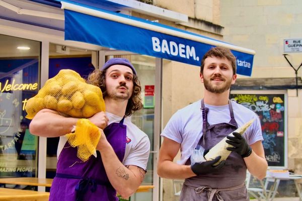 Alexandre et William Laigo, devant leur restaurant d'Angers.