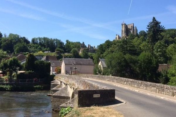 Lavardin dans le Vendômois. Cette petite  commune accrochée au coteau crayeux de la vallée du Loir est l’un des plus beaux village de France. 