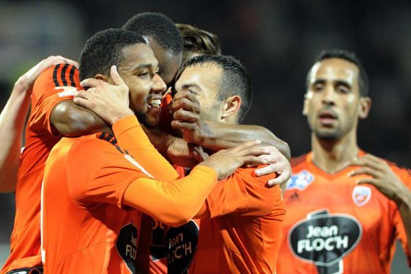 Le joueur du FC Lorient Marvin Gakpa (L) célèbre son but face à Montpellier en Coupe de la Ligue.

