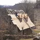 Benjamin Brunet perché sur un des bâtiments du château de Saint-Cirgues-de-Malbert (Cantal) en rénovation.