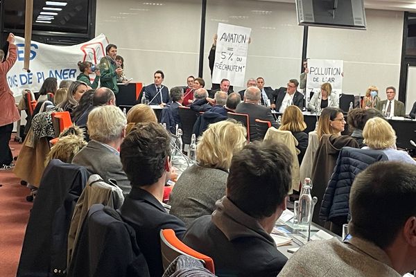 Les militants de ANV COP21 sont entrés dans la salle du conseil métropolitain en peine séance. Une action non-violente pour demander le retrait des subventions publiques à l'aéroport.