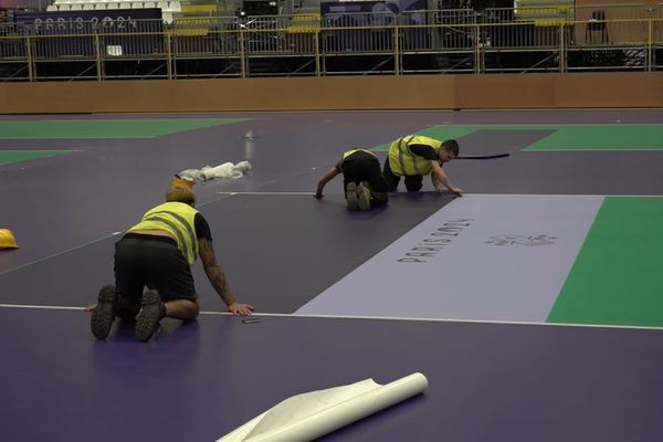 Le revêtement de la boccia vient peu à peu remplacer celui du volley-ball à l'Arena Paris Sud