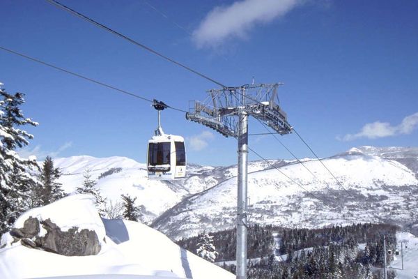 Ariege Le Telecabine D Ax 3 Domaines Tombe En Panne Des Milliers De Skieurs En Galere