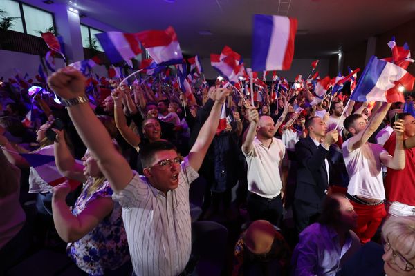 Illustration. La liesse à l'annonce des résultats du premier tour dans un des QG du Rassemblement national.