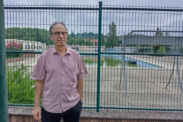 Jean-Claude Edigio, l'un des porte-paroles du collectif "Nous gardons nos piscines", devant la piscine d'été de Graulhet désormais fermée.