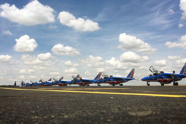 La patrouille de France sur le tarmac de l'aéroport de Poitiers-Biard. 