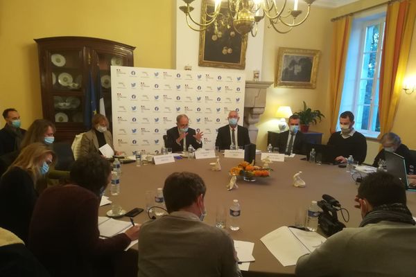 Pendant la conférence de presse du préfet du Finistère ce jeudi à Quimper