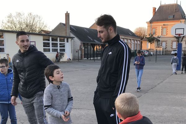 Plusieurs joueurs travaillent en milieu périscolaire à Saint-Pryvé-Saint-Mesmin.