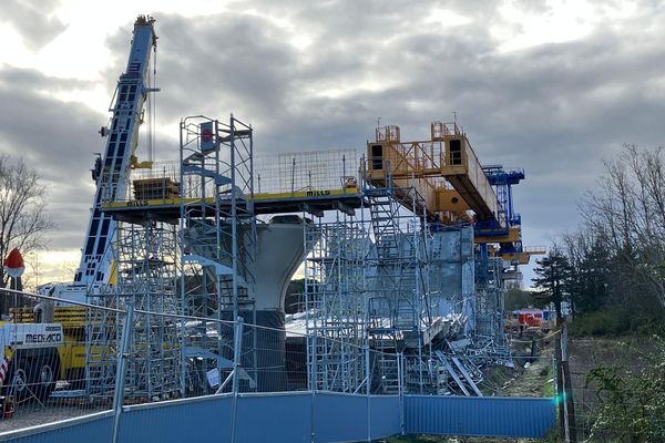 Une partie du pont en construction sur la future ligne C du métro de Toulouse s'est effondrée lundi 4 mars à Labége provoquant la mort d'un ouvrier.