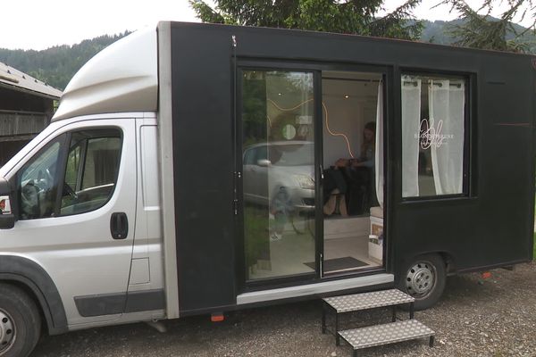 Dans son camion, Amélie propose les mêmes préstations que chez un coiffeur traditionnel - mai 2024