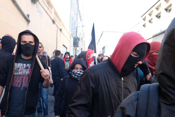 Les militants anti-fascistes manifestent à Marseille contre la présence du local de l'Action Française dans le 6e arrondissement de Marseille (2016).