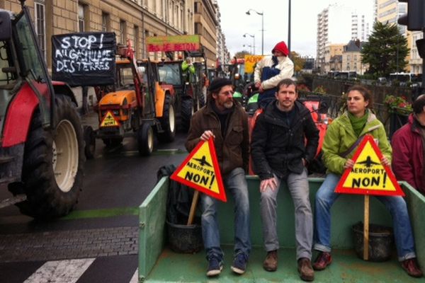 Des tracteurs bloquent le centre-ville de Rennes, ici sur les quais