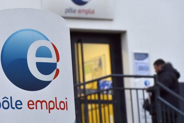 Dans les Alpes-Maritimes, vous êtes 69 580 demandeurs d'emploi sans activité, 13 120 en activité réduite, 21 610 en activité longue. Dans le Var, vous êtes 61 730 demandeurs d'emploi sans activité, 12 850 en activité réduite, 22 210 en activité longue.