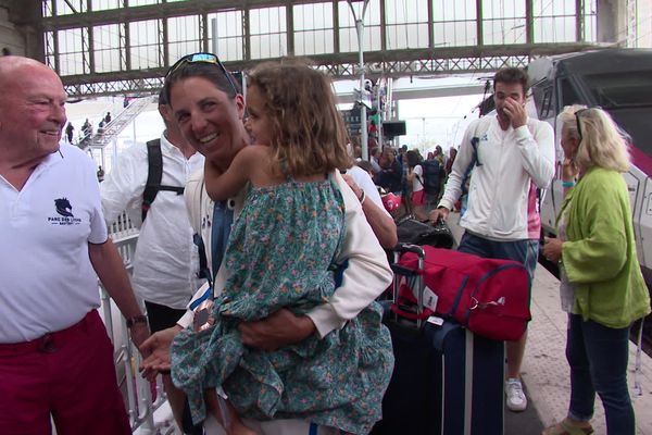 Charline Picon avec sa fille dans ses bras à la gare de La Rochelle.