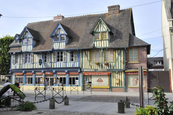 Dans le Calvados, retour de quelques éclaircies en fin de journée sur les colombages de Pont-L'Evêque.