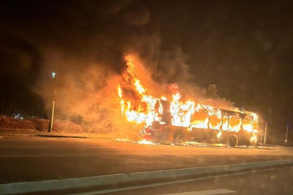 Un bus a pris feu, vendredi 20 décembre 2024, au Havre (Seine-Maritime).