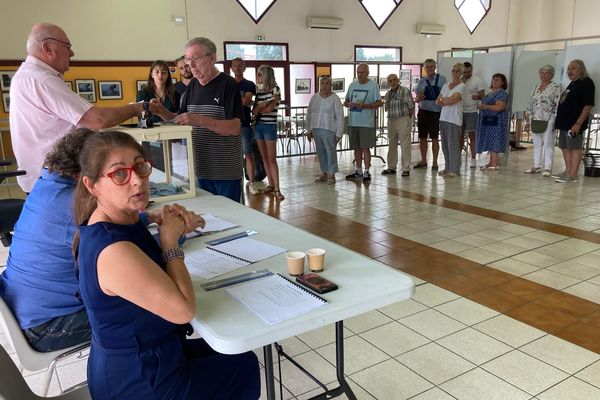 "C'est la première fois que je vois autant de monde", confiait une habitante dans les Pyrénées-Orientales. Elle vote dans ce bureau depuis quarante ans.