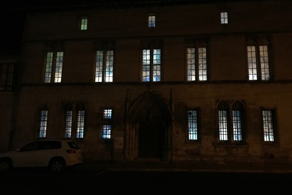 Chaque année, de nouvelles œuvres s’installent sur de nouvelles façades et le parcours se développe dans la ville de Saint-Mihiel (Meuse).