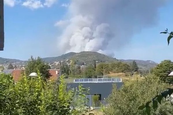 Départ de feu dans le secteur de Villeneuve et Niozelles.