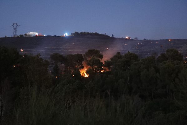 Les pompiers sont restés mobilisés cette nuit sur l'incendie à Septèmes-les-Vallons en bordure de l'autoroute A51.