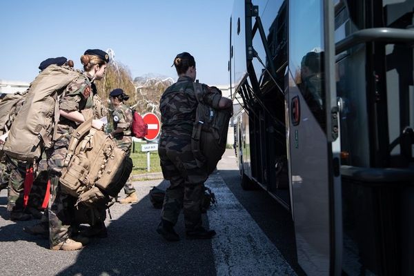 Des élèves praticiens (médecins, pharmaciens, aides-soignants et médecins) partent en renfort dans les hôpitaux militaires de toute la France. 