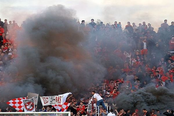 Les supporteurs des Crocos en délire, et enfumés, au Stade des Costières, à Nîmes, lors du match de L2 contre Lens, gagné 4 buts à 2 - avril 2016.