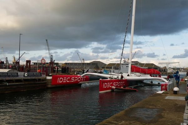 Les Ultims sortent des écluses Route du Rhum 2022