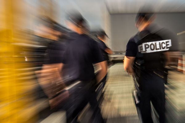 Lundi 7 mai, à Brives-Charensac, près du Puy-en-Velay, en Haute-Loire, alors qu’il cambriolait un appartement, un jeune homme de 16 ans a été surpris par la police. Pour tenter d’échapper aux forces de l’ordre, il a essayé, en vain, de se cacher dans un placard.