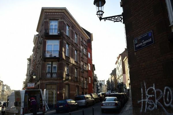 Dans un appartement de Schaerbeek, une commune de Bruxelles, la police a trouvé du matériel pour la préparation d'explosifs et une empreinte digitale de Salah Abdeslam