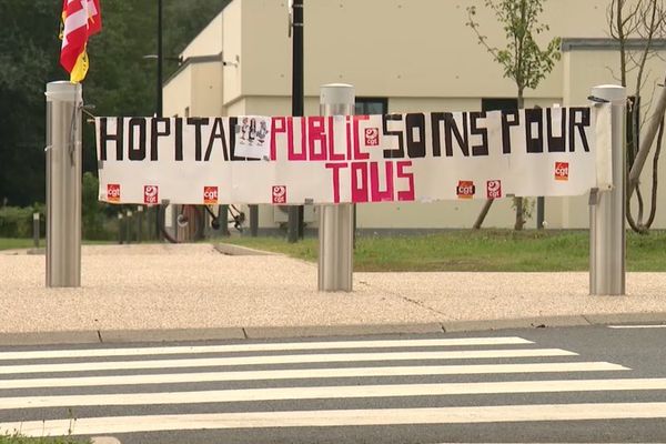 Une banderole a été déployée devant l'hôpital d'Etampes