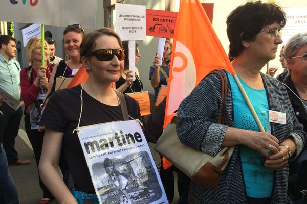 Marie-Ange (à gauche) manifeste contre la fermeture des CIO jeudi 19 avril