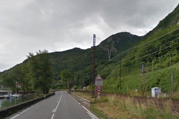 La voie ferroviaire entre le lac et la montagne à Brison-Saint-Innocent, en Savoie 