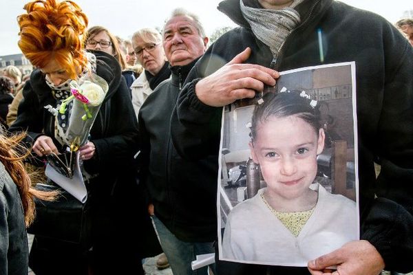 Une première marche blanche à la mémoire de Chloé a rassemblé 5.000 personnes à Calais