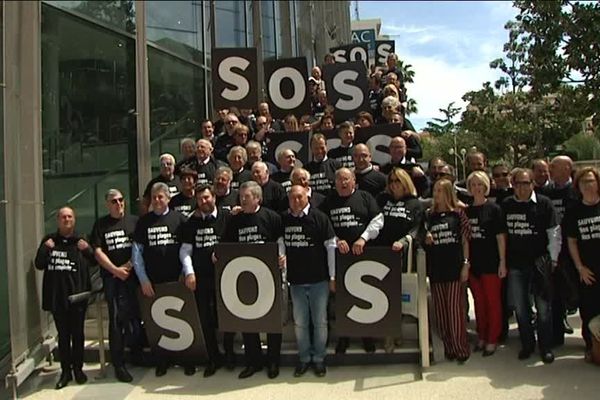 Les professionnels, devant le Palais des Congrès, en marge de la convention nationale des plagistes