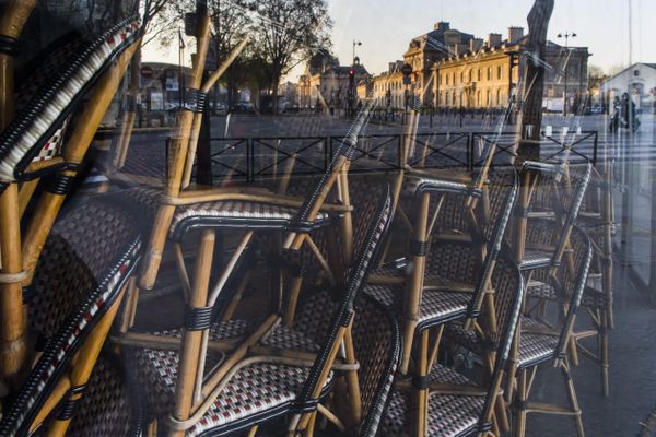 Des chaises empilées dans une brasserie parisienne, le 5 avril dernier (illustration).