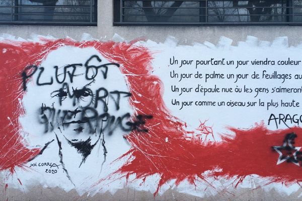 Des tags sur la fresque réalisée par l'artiste José Correa sur les murs de la permanence du PCF à Périgueux