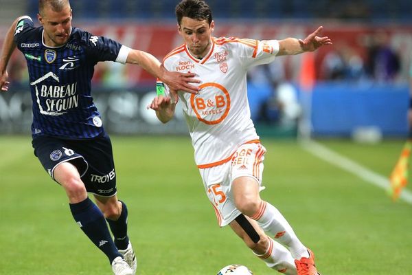 Le milieu de terrain de Troyes Stephane Darbion aux prises avec le défenseur de Lorient Mathieu Peybernes