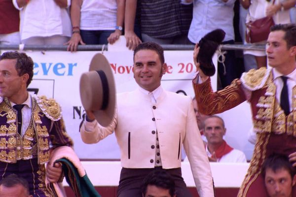 Le triomphe de Daniel Luque et Rafaelillo devant les toros de Pedraza (le mayoral est entre les deux toreros). C'était à Dax en août dernier.