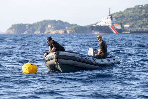 Les opérations de relevage de l'épave du Fouga Magister, abimé en mer le 16 août, ont pris trois jours et douze heures de plongée à une quinzaine d'hommes.