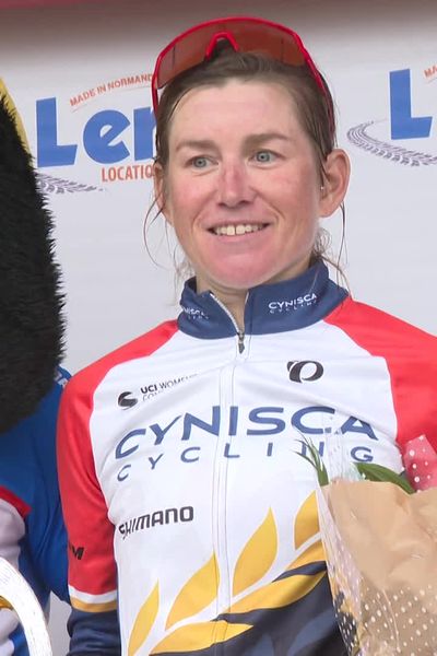 Lauren Stephens (Cynisca Cycling) remporte la 3e étape du Tour de Normandie 2024, samedi 16 mars.