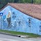 La fresque a été reproduite sur une maison de Gaillan-Médoc, qui longe une départementale très fréquentée.